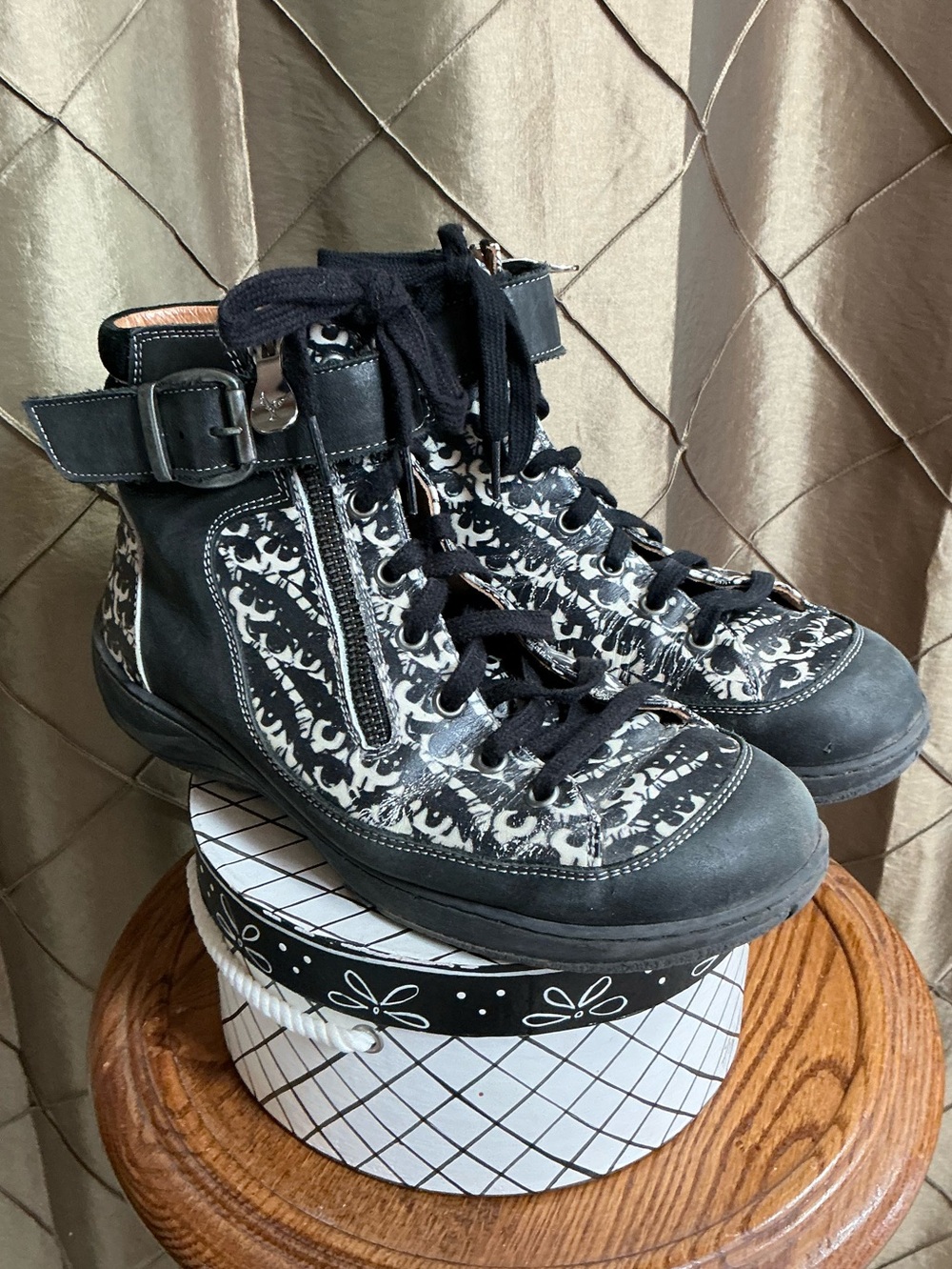 GUC- Portofino Leather Ankle Boots w/Asymmetrical Zip